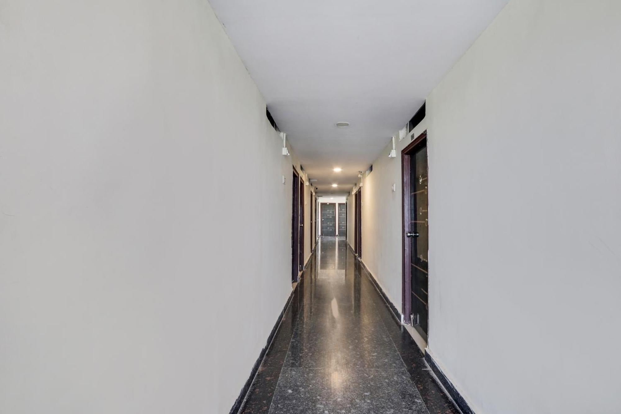 Hotel O Grand Hotel And Lodge Sangareddy Esterno foto