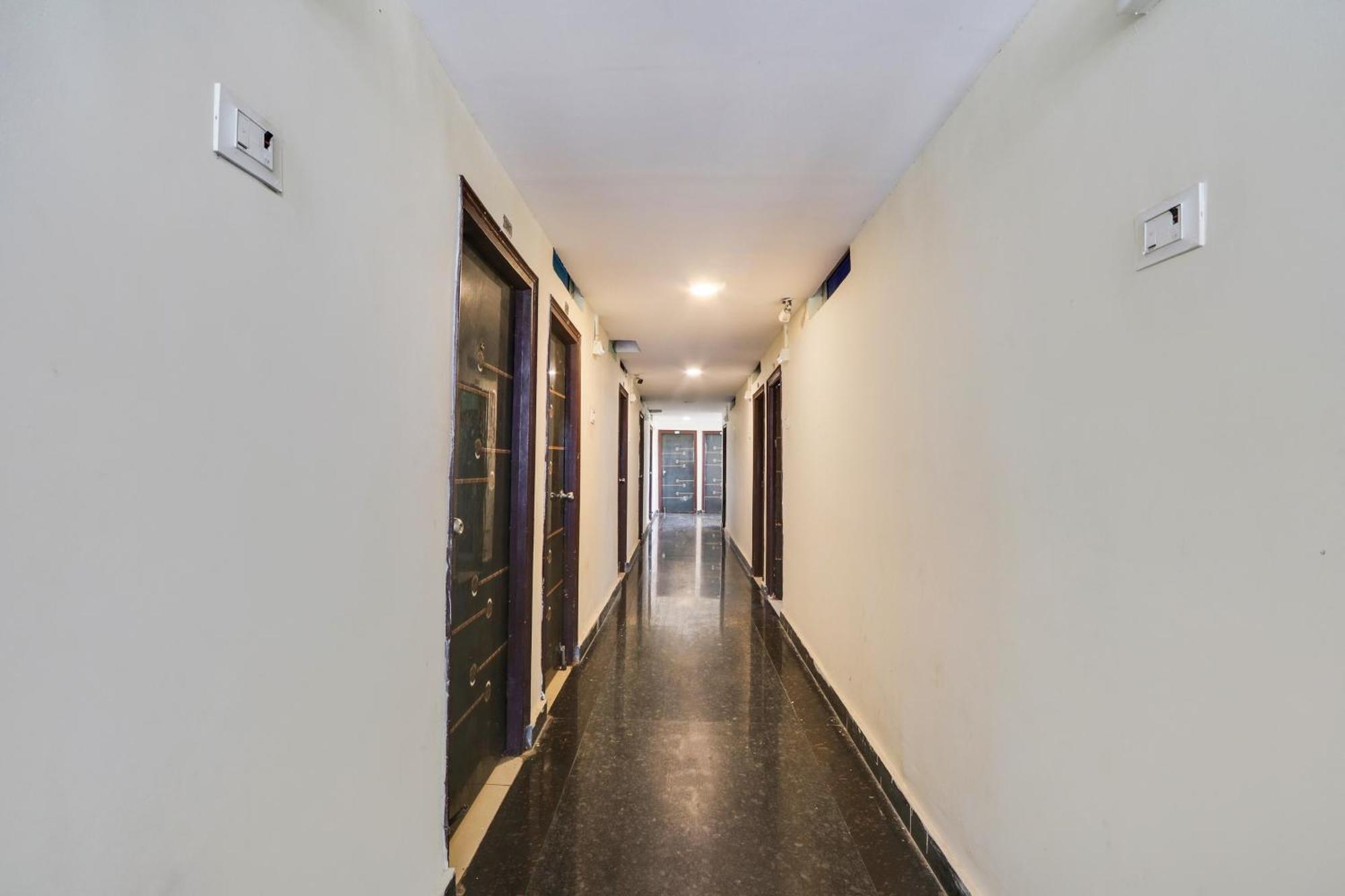 Hotel O Grand Hotel And Lodge Sangareddy Esterno foto